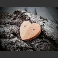 343. Autorská dřevěná brož srdce