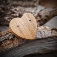 344. Autorská dřevěná brož srdce