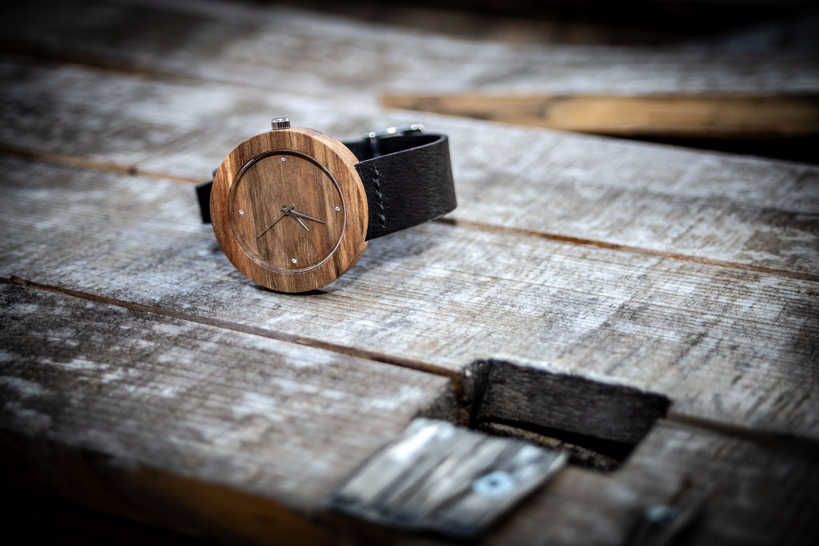 Dřevěné hodinky, model "Jalta". Vyrobeno z ořechu.