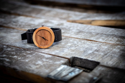 Dřevěné hodinky, model "Alfa". Vyrobeno z hrušky.