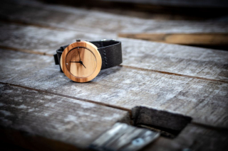 Dřevěné hodinky, model "Alfa". Vyrobeno z jabloně.