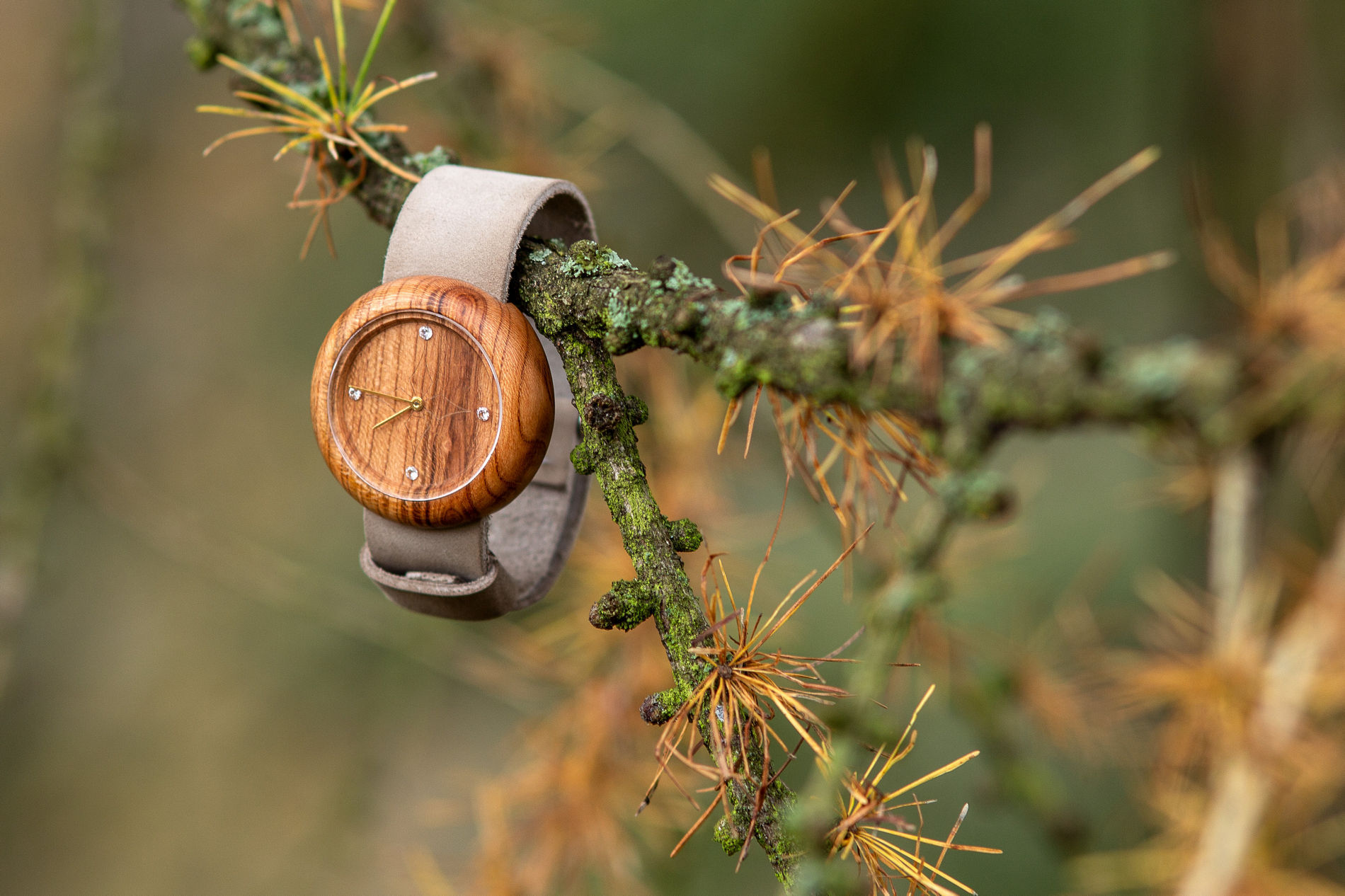 Dřevěné hodinky, model "Jas". Vyrobeno z třešeně.