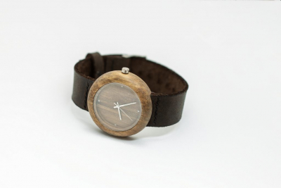 Dřevěné hodinky, model "Jas", Vyrobeno z ořechu.
