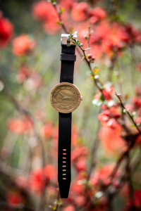 Dřevěné hodinky, model “Excelsior”. Vyrobeno z ořechu.