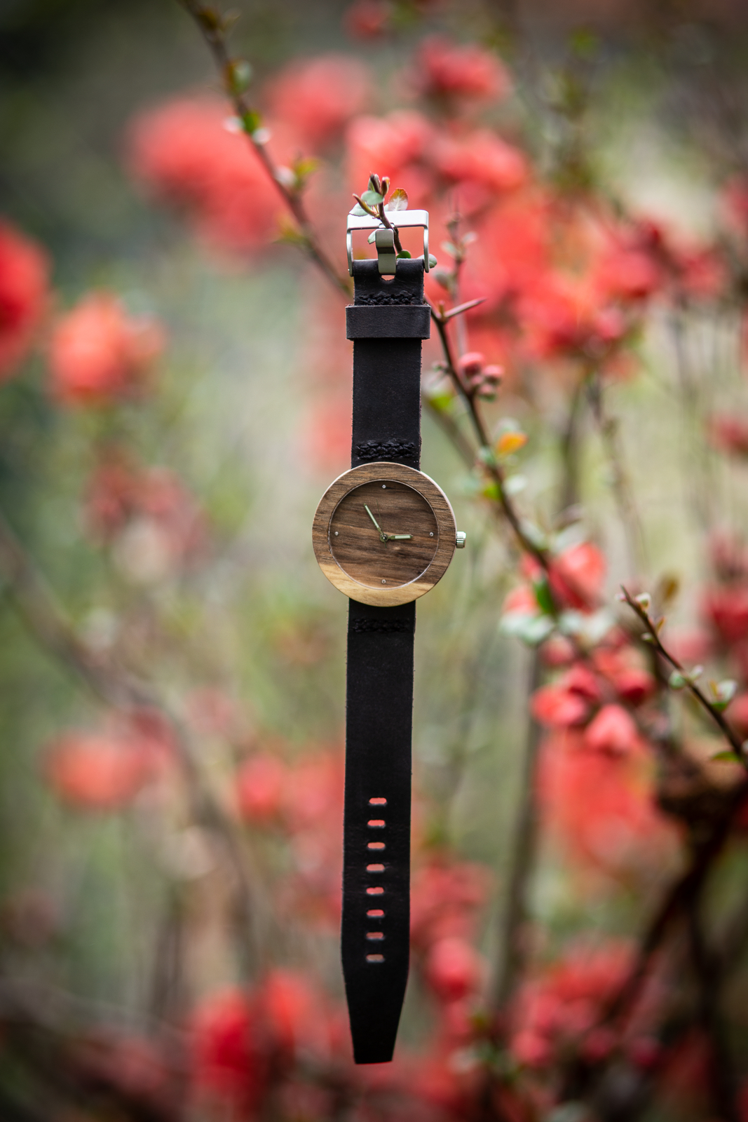 Dřevěné hodinky, model “Jalta”. Vyrobeno z ořechu.