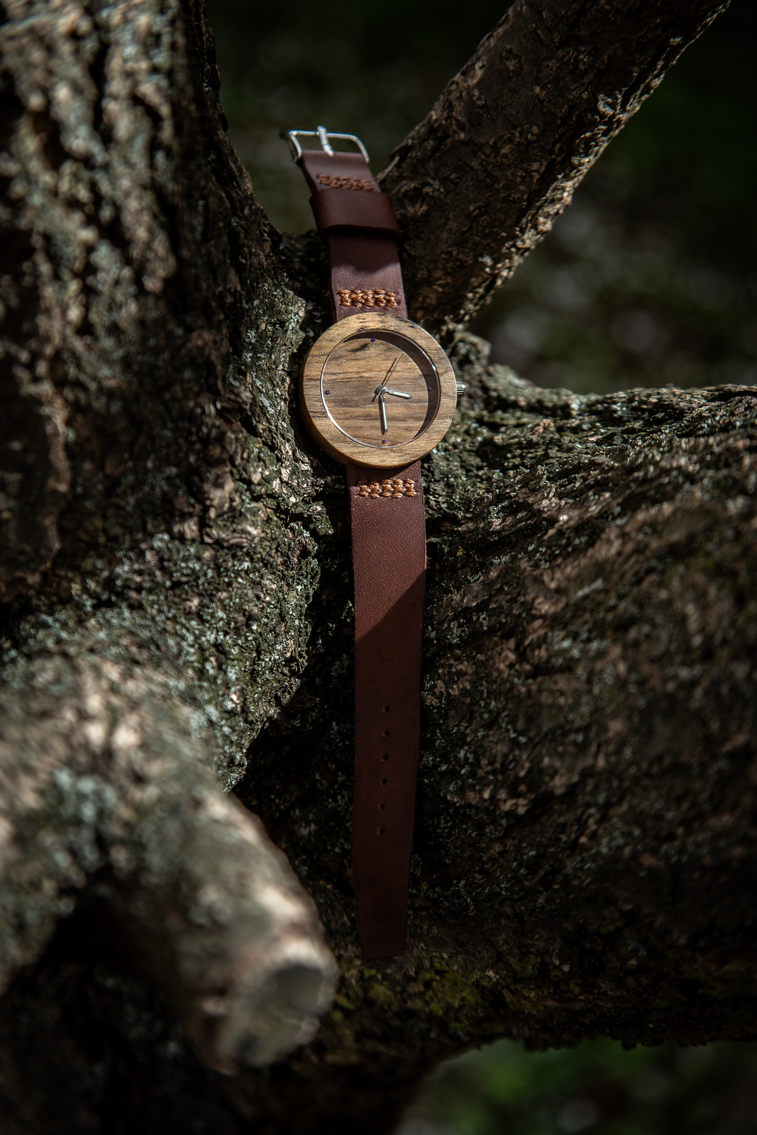 Dřevěné hodinky, model “Jalta”. Vyrobeno z ořechu.