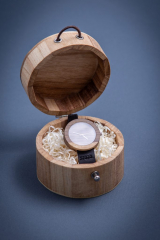 Dřevěné hodinky, model "Jalta". Vyrobeno z ořechu. V dřevěné krabičce.