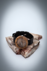 Dřevěné hodinky, model "Orania". Vyrobeno z ořechu.