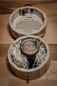 Dřevěné hodinky, model "Orania". Vyrobeno z ořechu. V dřevěné krabičce.