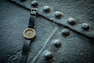 Dřevěné hodinky, model "Alfa". Vyrobeno z ořechu.