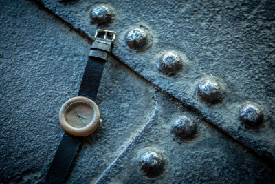 Dřevěné hodinky, model "Orania". Vyrobeno z ořechu.