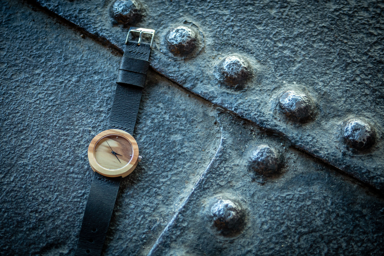 Dřevěné hodinky, model "Alfa". Vyrobeno z jabloně.
