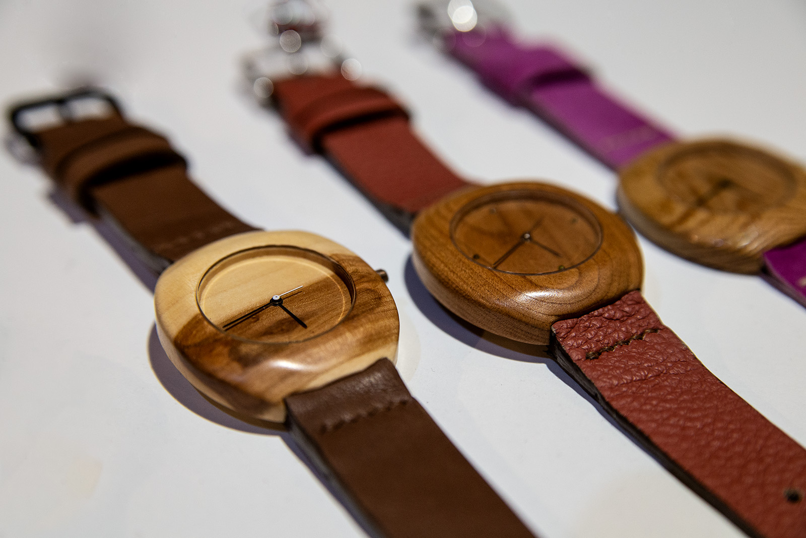 Dřevěné hodinky, model "Club". Vyrobeno z jabloně, třešně, akátu.