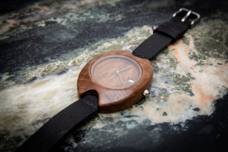 Dřevěné hodinky, model "Rio". Vyrobeno z ořechu.