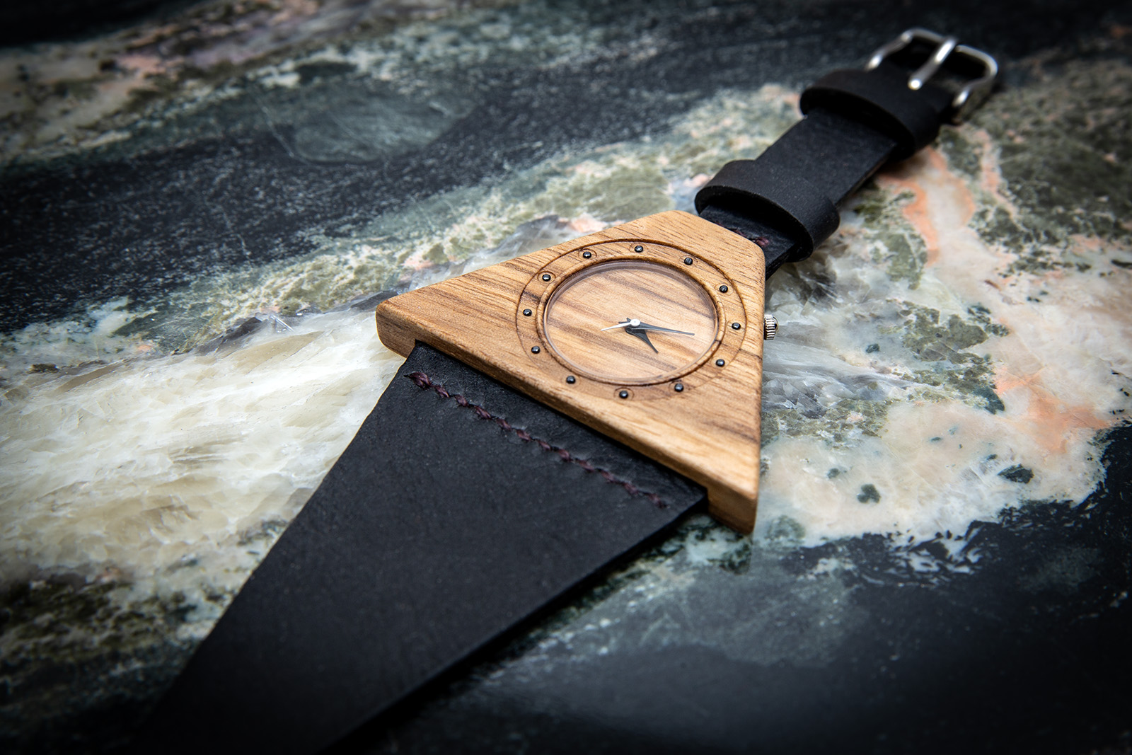 Dřevěné hodinky, model “Lucerna”. Vyrobeno z ořechu.