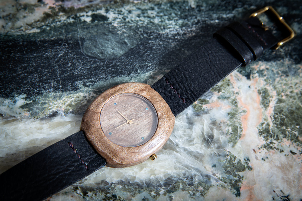 Dřevěné hodinky, model "Club". Vyrobeno z ořechu.