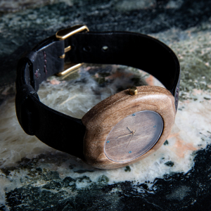 Dřevěné hodinky, model "Club". Vyrobeno z ořechu.