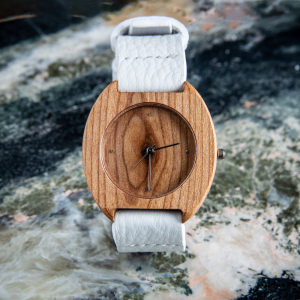 Dřevěné hodinky, model "Avia". Vyrobeno z třešně.