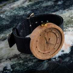 Dřevěné hodinky, model "Excelsior". Vyrobeno z akátu.