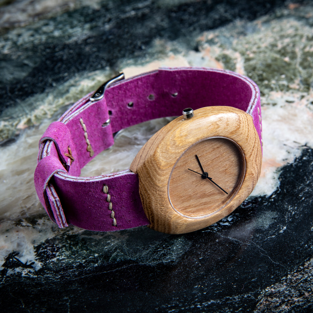 Dřevěné hodinky, model "Club". Vyrobeno z akátu.