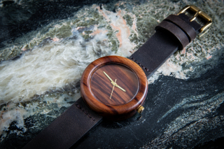 Dřevěné hodinky, model "Orania". Vyrobeno ze švestky.
