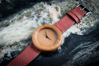 Dřevěné hodinky, model "Orania". Vyrobeno z třešně.