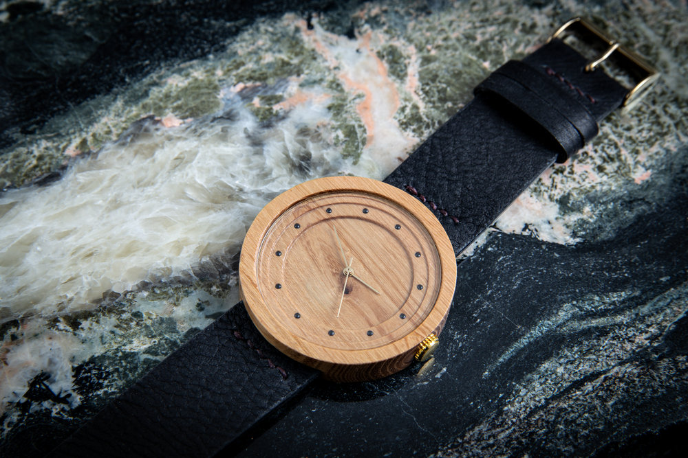Dřevěné hodinky, model "Excelsior". Vyrobeno z akátu.