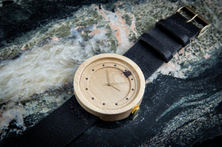 Dřevěné hodinky, model "Excelsior". Vyrobeno z habru.