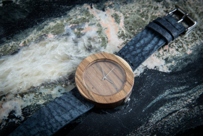Dřevěné hodinky, model "Jalta". Vyrobeno z ořechu.