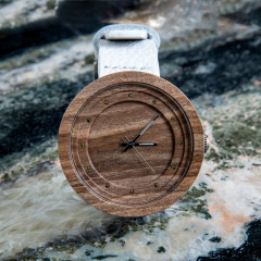 Dřevěné hodinky, model "Excelsior". Vyrobeno z ořechu.