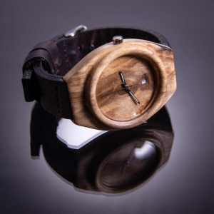 Dřevěné hodinky model "Aladin". Vyrobené z ořechového a březového dřeva.