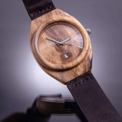 Dřevěné hodinky model "Aladin". Vyrobené z ořechového a březového dřeva.