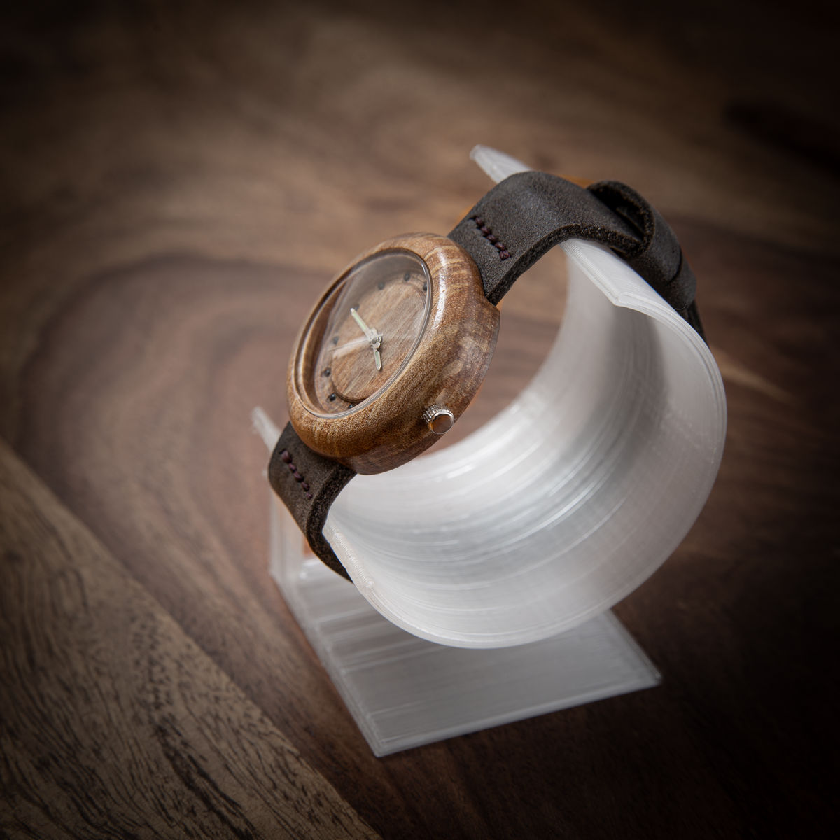 Dřevěné hodinky, model "Jas", Vyrobeno z ořechu.