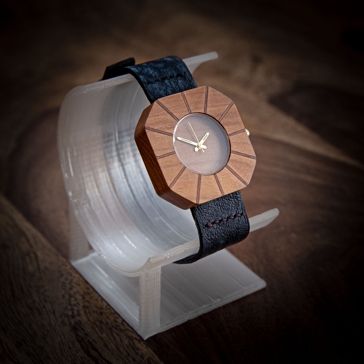 Dřevěné hodinky, model "Art". Vyrobeno z ořechu.