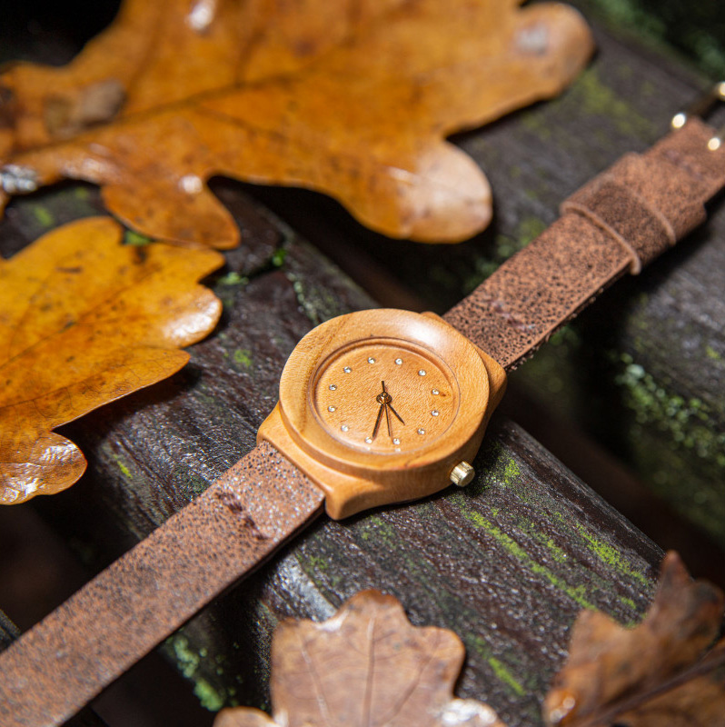Dřevěné hodinky model „Union“, vyrobeno z vrbového dřeva.