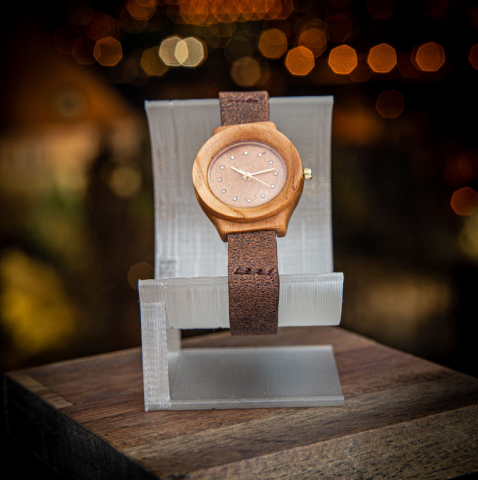 Dřevěné hodinky model „Union“, vyrobeno z vrbového dřeva.