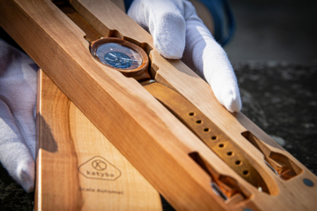 Dřevěná krabička a hodinky Scala automat z hruškového dřeva