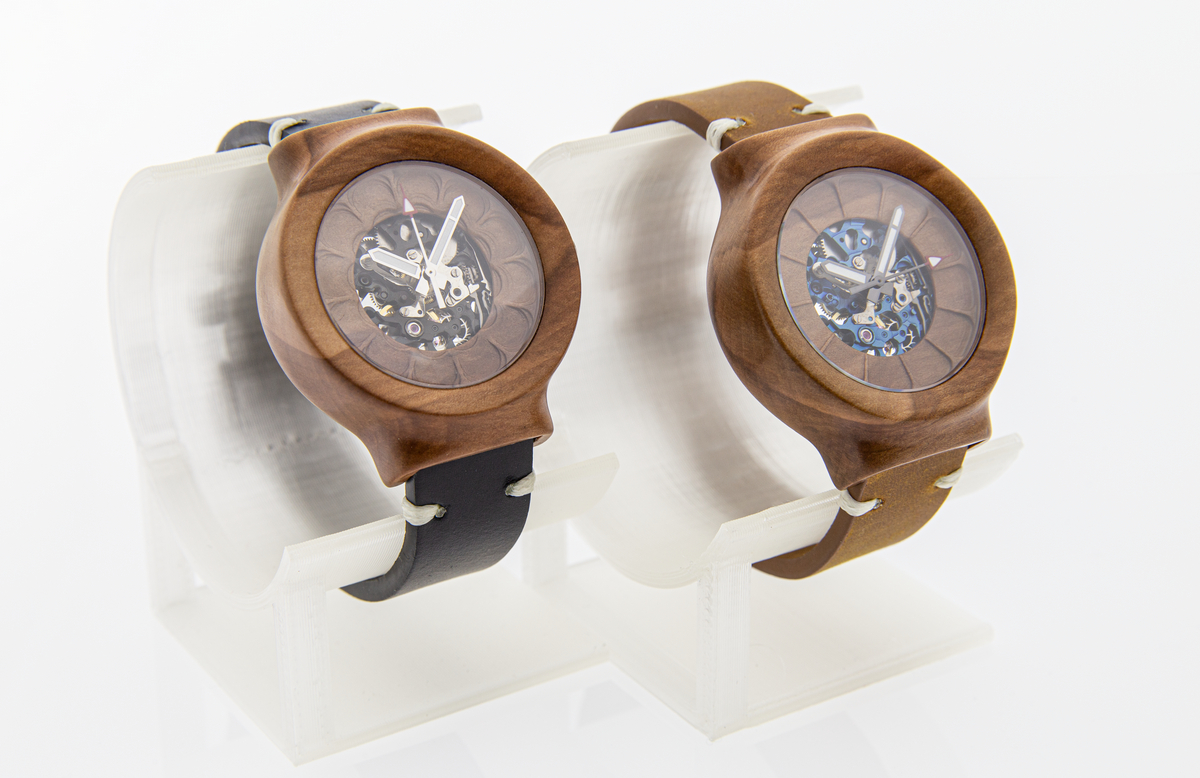 Dvojice dřevěných hodinek Scala automat z hruškového dřeva