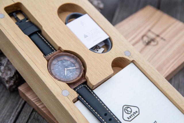 Dřevěné hodinky smart hybrid v dřevěné krabičce s dokumentací