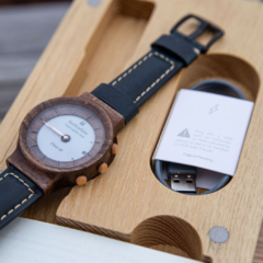 Ořechové dřevěné hodinky smart hybrid, chytrá funkce NOTIFIKACE CLEAR