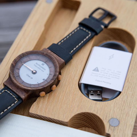Ořechové dřevěné hodinky smart hybrid, chytrá funkce NOTIFIKACE CLEAR